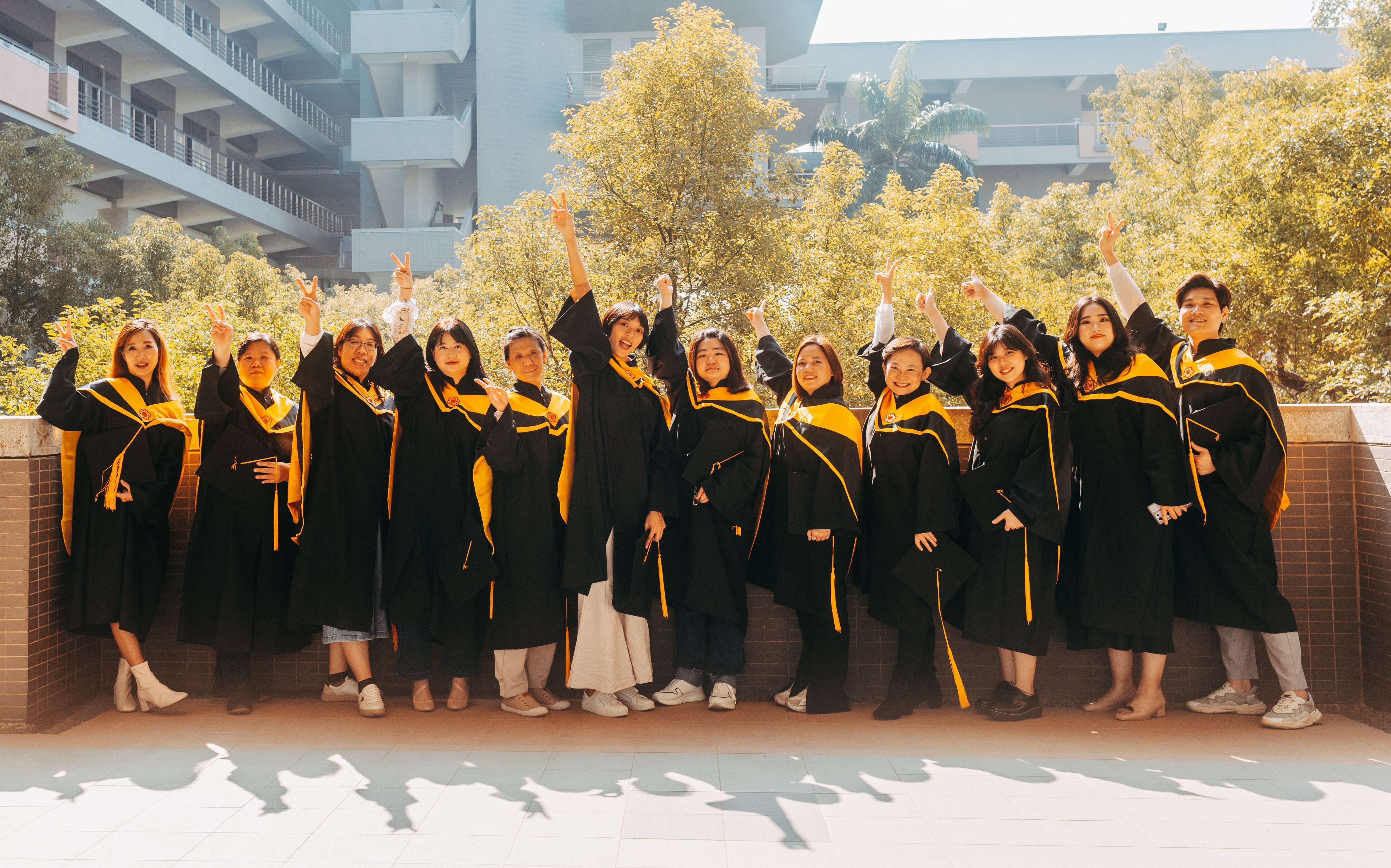 碩士在職專班畢業同學展現活力與精神